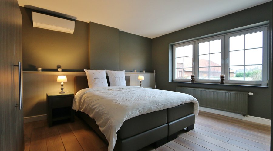 Kamer 1 heeft een privé badkamer met douche, het bed is een comfortabele boxspring . De kamer beschikt over airco, internet tv en gratis wifi. 's Morgens wordt er een ontbijtbuffet geserveerd dit is in de prijs inbegrepen . 's Zomers kan het ontbijt op het terras genuttigd worden. Amadis is gelegen op 5 min. rijden van Maastricht en sluit aan op het fietsenroute netwerk.