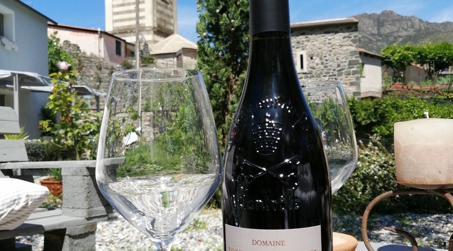 uno degli angoli del giardino di B&B Piè del castello