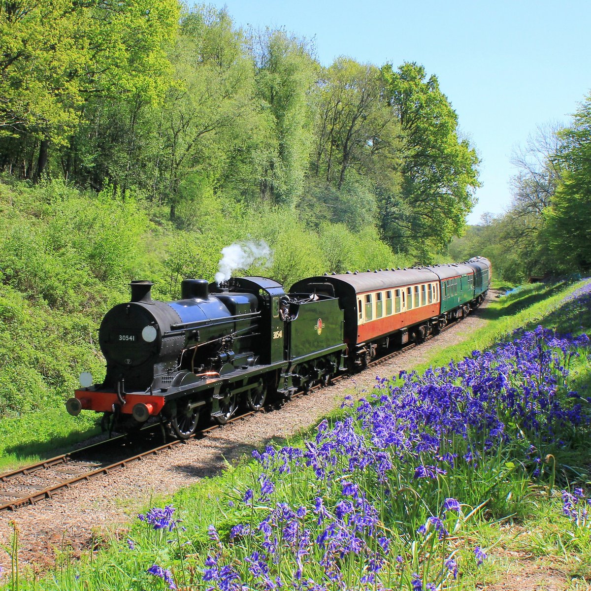 How to get to Isfield in Wealden by Bus or Train?