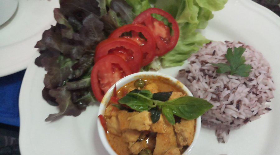 Red curry Chicken serve with rice.(Thai food)