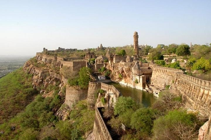 Forts & Palaces of India: Sentinels of History (Asia Colour