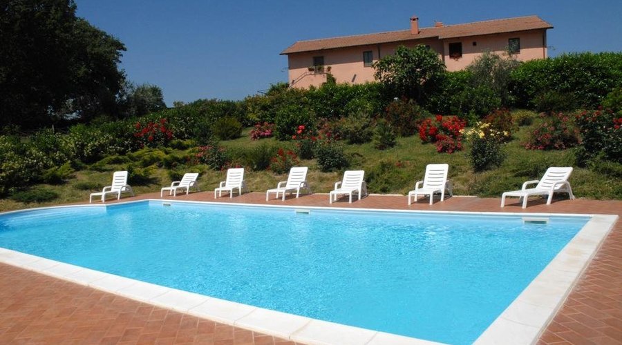 Molto ben tenuta, splendido il contorno di fiori e piante. C'è la doccia e un gazebo per riposare all'ombra, anche un altro gazebo con attrezzi fitness.