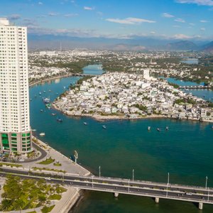 hình ảnh bên ngoài khách sạn, trước sảnh chính là con sông Cái lớn nhất Nha Trang đổ ra Biển, đa số loại phòng đều có cảnh hướng ra biển
