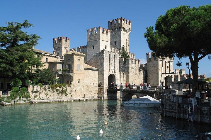 Tripadvisor | Sirmione: visita guiada do Castelo Scaliger e Gruta de  Catulo: experiência oferecida por Milan Experience | Itália