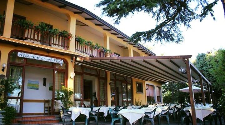 Tavoli all'aperto per la stagione estiva 