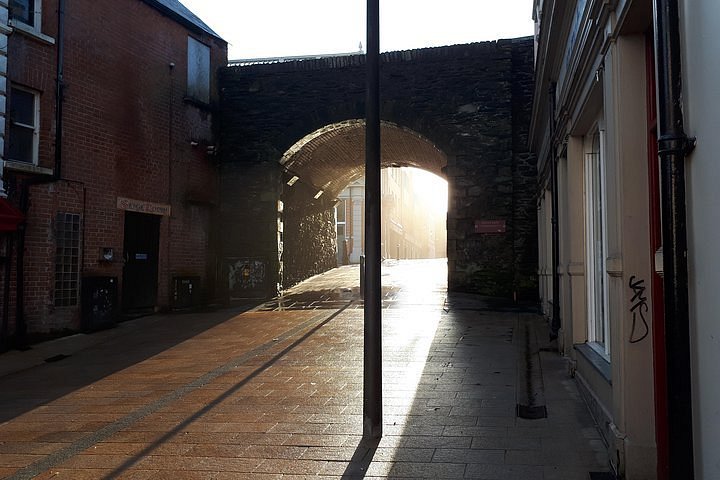 derry city walls walking tour