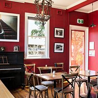 Tellers interior.