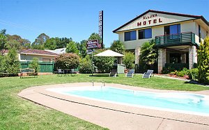 Alluna Motel Armidale in Armidale, image may contain: Hotel, Resort, Villa, Chair