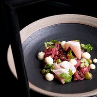 STARTER
Beef tartar/ smoked fatback/ sour cucumber gel/ smoked truf le mayonnaise/ pickled red onion/ onion chips
Chef Jacek Koprowski
Photo Joanna Ogórek