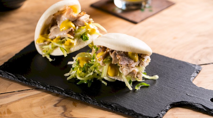 Bao con Porchetta,Puntarelle e Alici