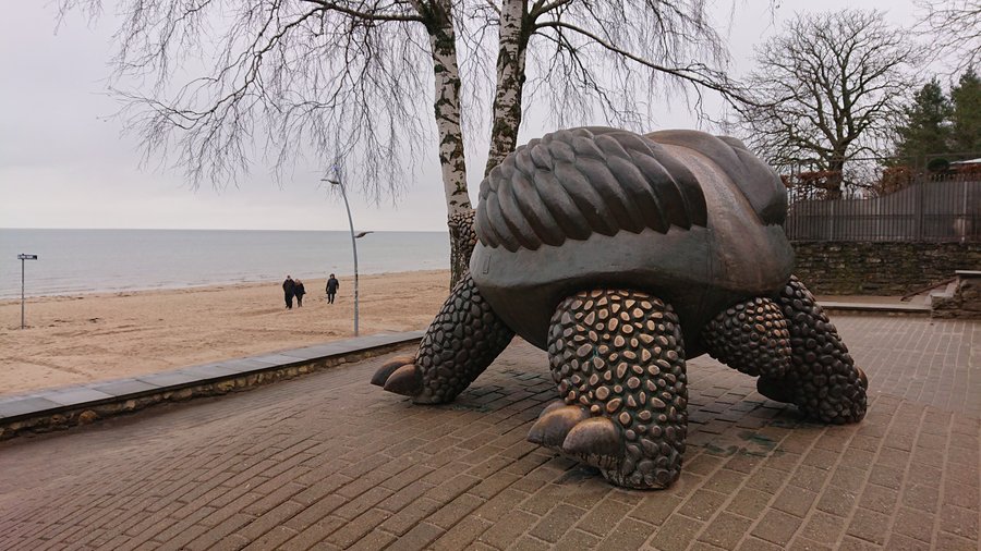 Скульптура "Черепаха" олицетворяет долголетие Юрмалы, cкульптор – Янис Барда, сваял в 1995 году. 