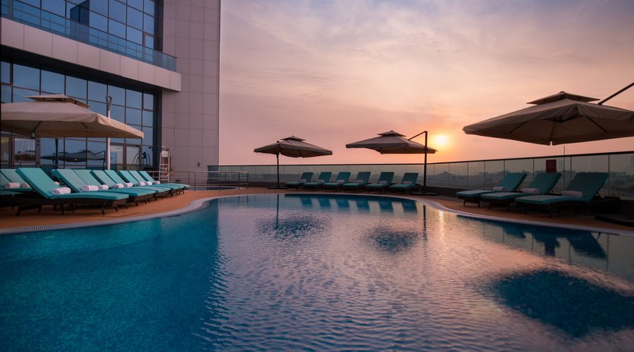 Panoramic Pool View 