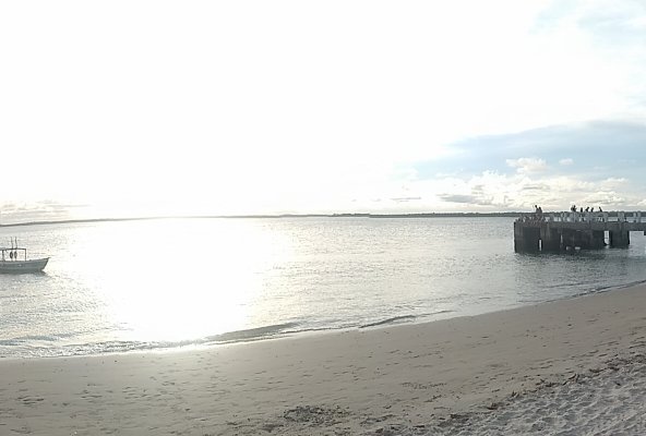 Praia excelente, com vários serviços e barcos.