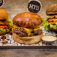 Aqui os sabores são limitados apenas pela sua imaginação. Monte seu burger com várias opções de carnes, pães, molhos...