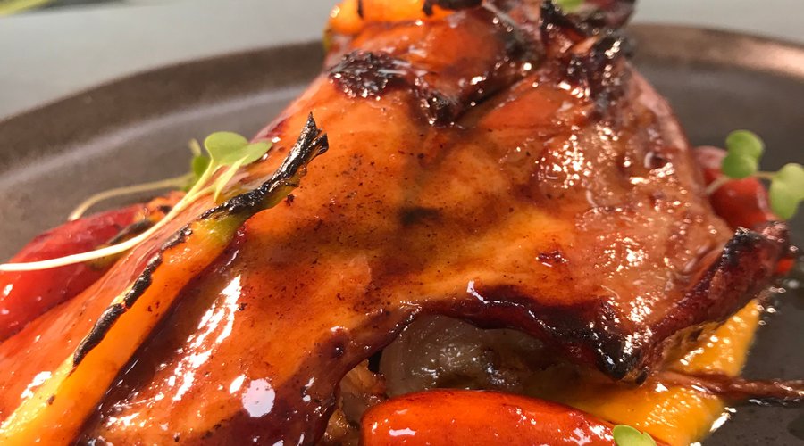 Paletilla de cordero a baja temperatura con texturas de zanahorias