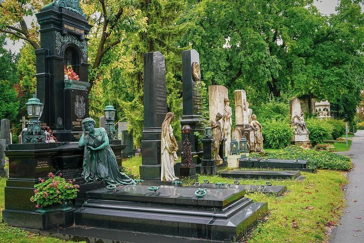 Wildlife Watching in Vienna Cemeteries