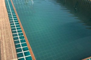 สระว่ายน้ำและชายหาด