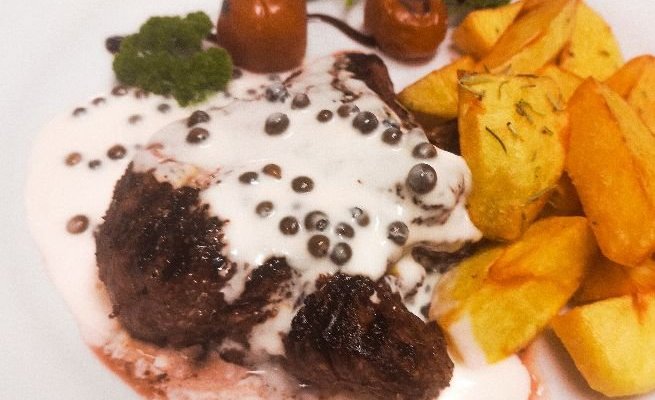 Stek z polędwicy wołowej z sosem z zielonego pieprzu i pieczone ćwiartki ziemniaków z rozmarynem - Restauracja Pałacowa