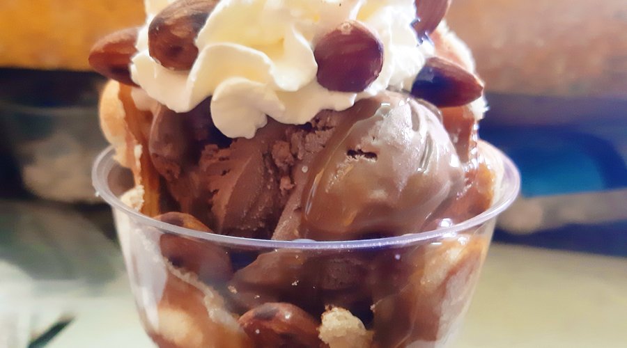 BUBBLE WAFFLE WITH CHOCOLATE SAUCE >CHOCOLATE ICE CREAM >ALMOND>WHIPPED CREAM>CARAMEL