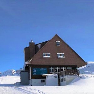 Unser Gruppen- und Lagerhaus liegt mitten auf der Skipiste! Geniessen Sie das Skigebiet Melchsee-Frutt zmjtzt drinnä!