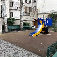 Partie droite du Square Jacques-Bidaut (Paris 2ème), avec son aire de jeux et ses bancs