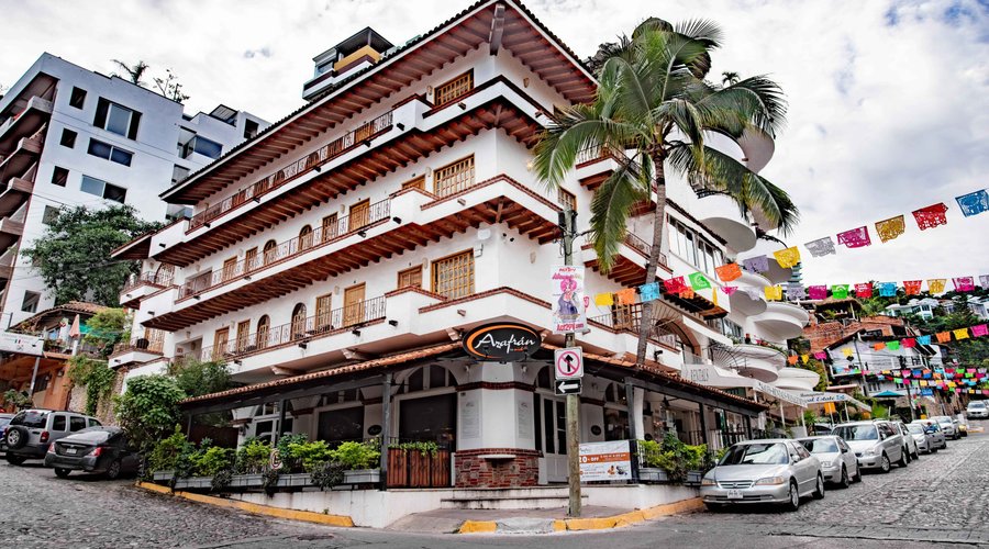Centrally located in the heart of the Romantic Zone and only one block to the beach. 