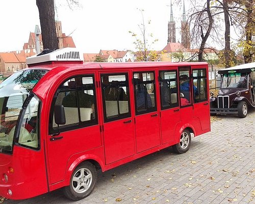 Wroclaw, Wroclaw, Polonia. 5 ottobre 2023. I primi autobus del marchio  ungherese ''Ikarus'' sono apparsi per le strade di WrocÅ‚aw 42 anni fa. Il  5 ottobre 2023, una delle copie appartenenti al