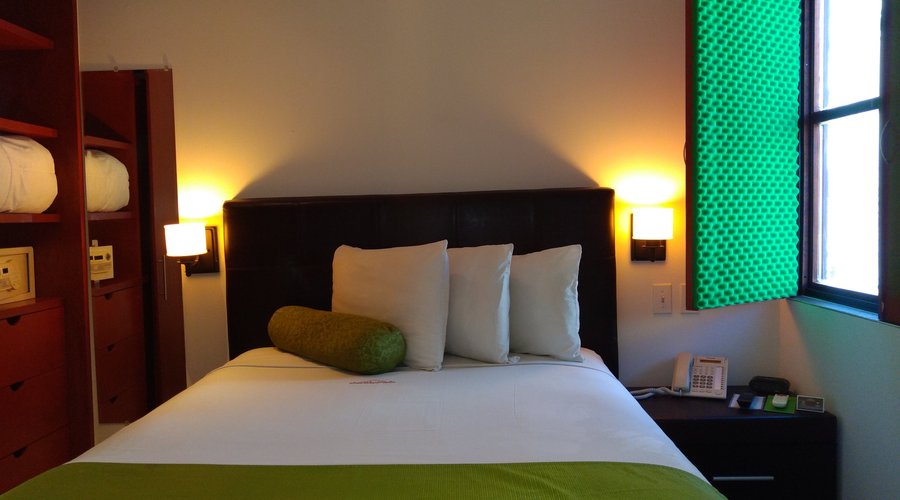 Habitación sencilla con una cama matrimonial, colchón "memory foam" para mayor comodidad