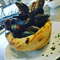Cozze alla marinara in crosta di pizza