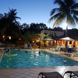 La piscine au milieu d'un jardin tropical lui servant d'écrin