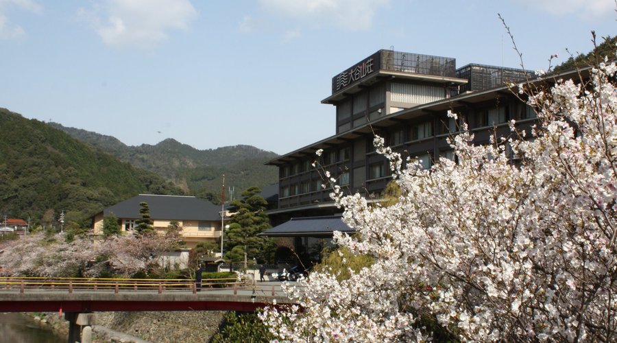 ぽかぽか日和に誘われて、一気に咲き誇る桜。一週間ばかりと僅かな期間ではございますが私達に和みの時間をもたらしてくれます。お祝いの春、新しいこと始まる春。ぜひ大谷山荘へお越しくださいませ。