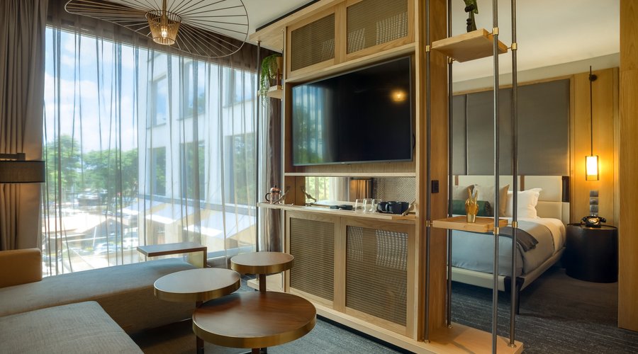 Bigger Bedroom

37 square metres.
King Beds: 200 x 200 cm
55” Samsung Smart TV’s
Rainforest showers
Facing the Pool

 