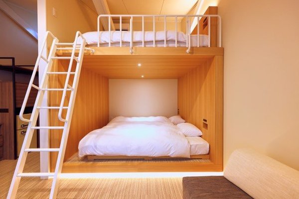 ちくらつなぐホテル個室のベッド。二段に分かれたシモンズ製ベッドマットレスをご用意。