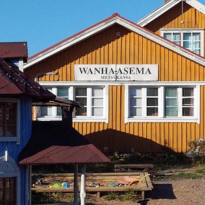 Wanha Asema on vuonna 1995 Ilolan maatilan yhteyteen kokonaisena junavaunulla siirretty Metsäkansan vanha asemarakennus, jota on laajennettu aseman alasalilla, sekä keittiönpäädyn huoneella. Kunnostuksen jälkeen aseman yläkertaan saatiin neljä majoitushuonetta ja alakerta palvelee kahvilaravintolana, jossa toimii myös Metsäkansan asiamiesposti ja Ilolan lähipuoti. 