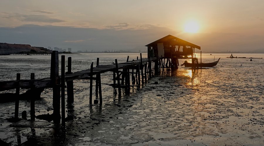 Vor der Küste von George Town gibt es spannende Orte, um den Sonnenaufgang zu beobachten, etwa wie hier über dem Dove Jetty. Nachteil: Man muss früh aufstehen. Und manchmal verdeckt auch ein breites Wolkenband den Horizont und die Sonne bleibt dahinter verborgen. Aber selbst dann kommt es oft noch zu interessanten Farbimpressionen.