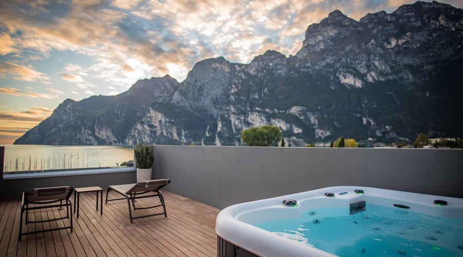 Sky Suite Nori, 43 mq, situata l 5 piano, balcone ampio ad ovest, terrazza privata al 6 piano con outdoor jacuzzi riscaldata e vista panoramica lago montagna città.doppia con possibilità terzo letto.
