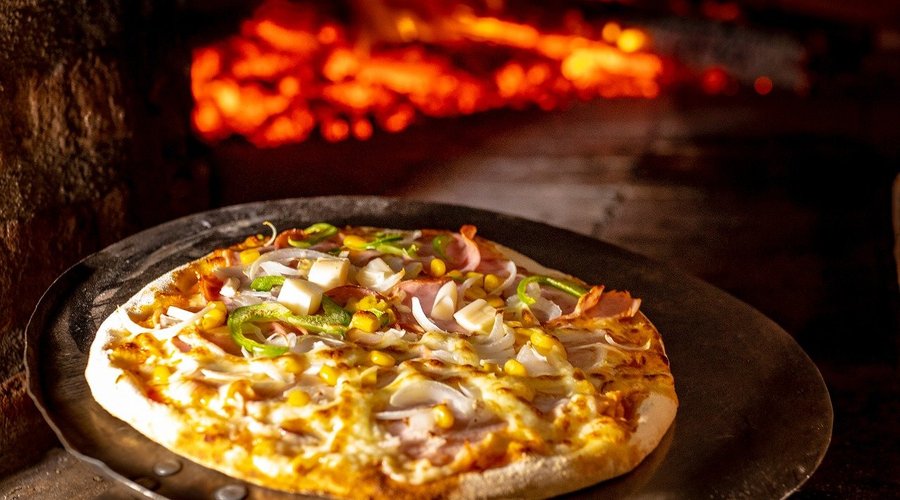 Todas as noites servimos nossa maravilhosa Pizza Napoletana, feita tradicionalmente no forno a lenha!