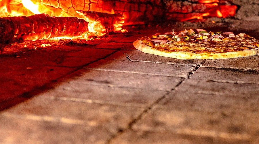 Todas as noites servimos nossa maravilhosa Pizza Napoletana, feita tradicionalmente no forno a lenha!