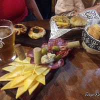 picadas,hamburguesas y empanadas alucinantes.