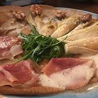 Galette Chicorée gedünstet an einer Roquefortsauce, karamellisierten Walnüssen und Jamôn Serrano