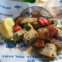 Jacob Dagim est un restaurant de poissons qui jouxte sa poissonnerie . Tout est ultra frais et cuisiné devant vous , un véritable régale pour ceux qui aiment le thon , les rougets , les soles , sardines etc pêchés du jour et cuisine devant vous . Le cadre est typique ,dans le style routier mais ce restaurant est une véritable institution. Plats à profusion inclus pour des tarifs extrêmement raisonnables. A recommander impérativement !!