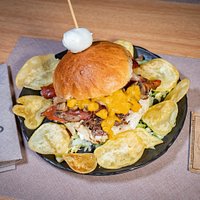 Zuccotto 2.0: Hamburger di Marchigiana 180 gr, vellutata di zucca al profumo di rosmarino, speck dell'Alto Adige, provola di Agerola e funghi trifolati.