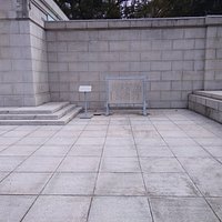 フェンスが有るので入れませんが、説明文があります