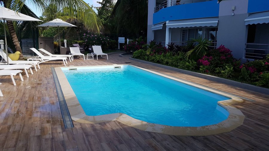 Espace piscine, juste au dessus de la mer