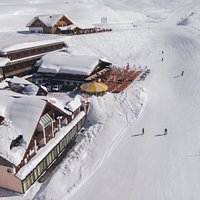 Direkt neben weiß glitzernden Skipisten lädt die elegant-rustikale Hospiz Alm zum Einkehrschwung mit vielfach prämierter Genussgarantie.