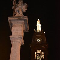 colonna del piazzale e campanile illuminati