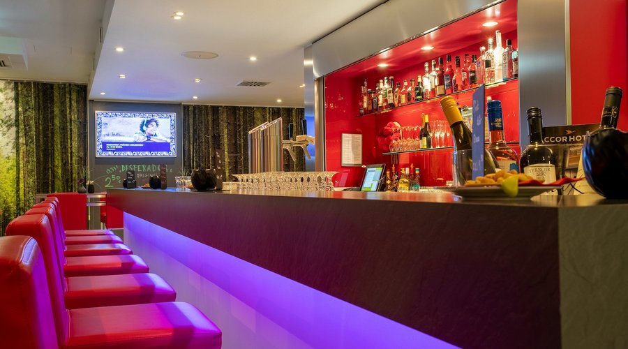 Bar & Lounge