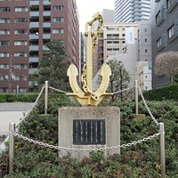 正面(背中側が亀島川方向)
