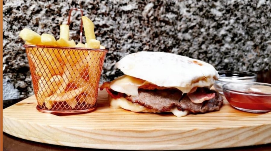 Prego em Bolo do Caco