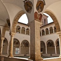 Veduta del chiostro dell'ex convento agostiniano dove sono allestite le sale museali.